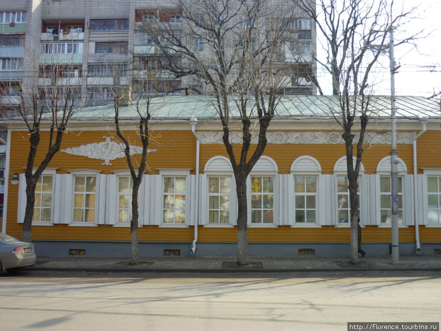 Дом на улице Ленина, который ведет от вокзала в старому городу Калуга, Россия