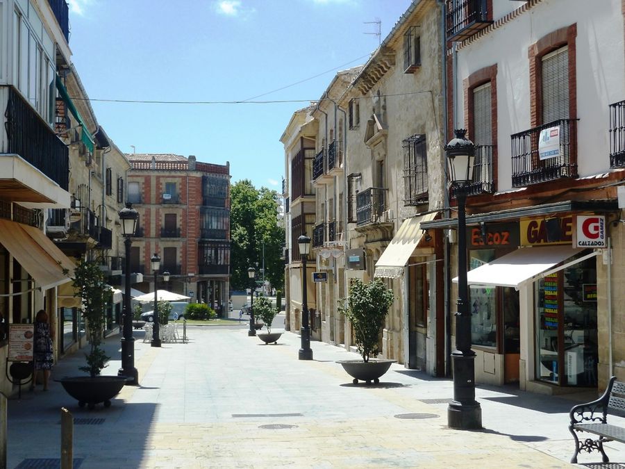 Сиеста на улицах Баэсы Баэса, Испания