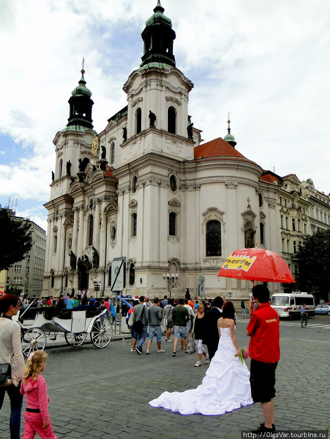 Витиеватое платье, замелькав на площади белеющим пятном, длинным шлейфом растянулось по брусчатке Прага, Чехия