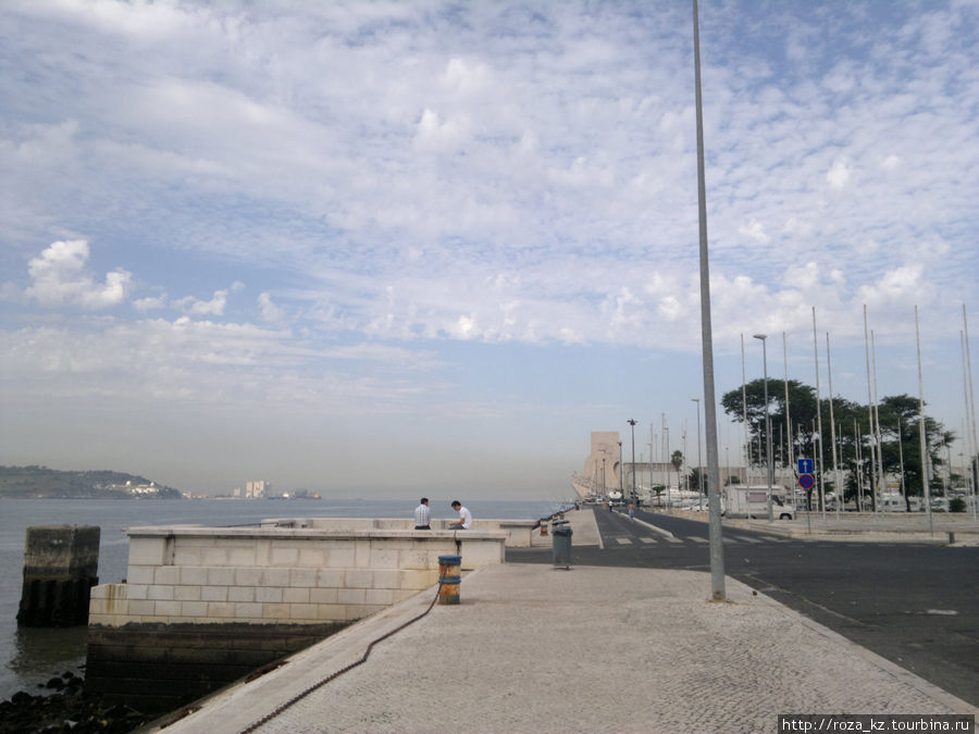 я гуляю по набережной, вдали виднеется памятник Первооткрывателям, о нем везде написано Лиссабон, Португалия