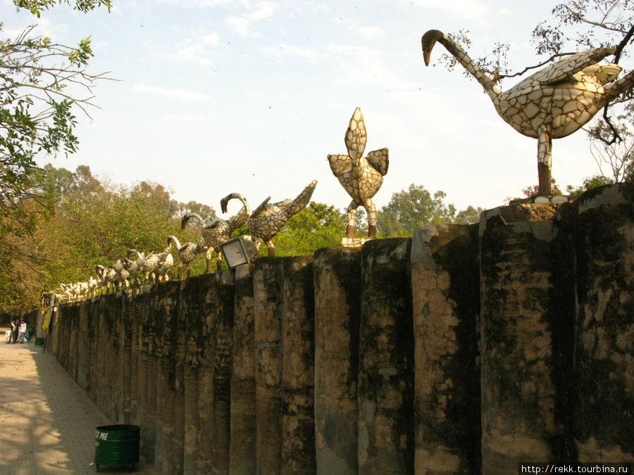 А до ночной жизни мы помчались смотреть самый топ Чандигарха — сад камней или мусорный парк Чандигарх, Индия