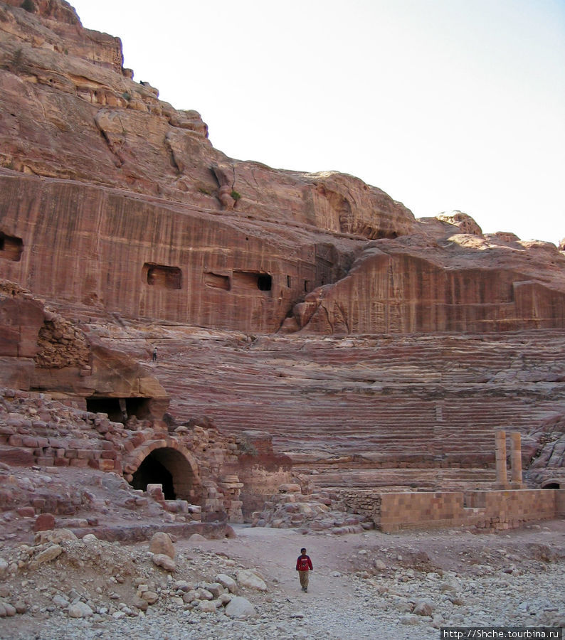 ... амфитиатр ( периода римского правления вестимо), тоже по традиции не построен, а вырезан в песчанике Петра, Иордания