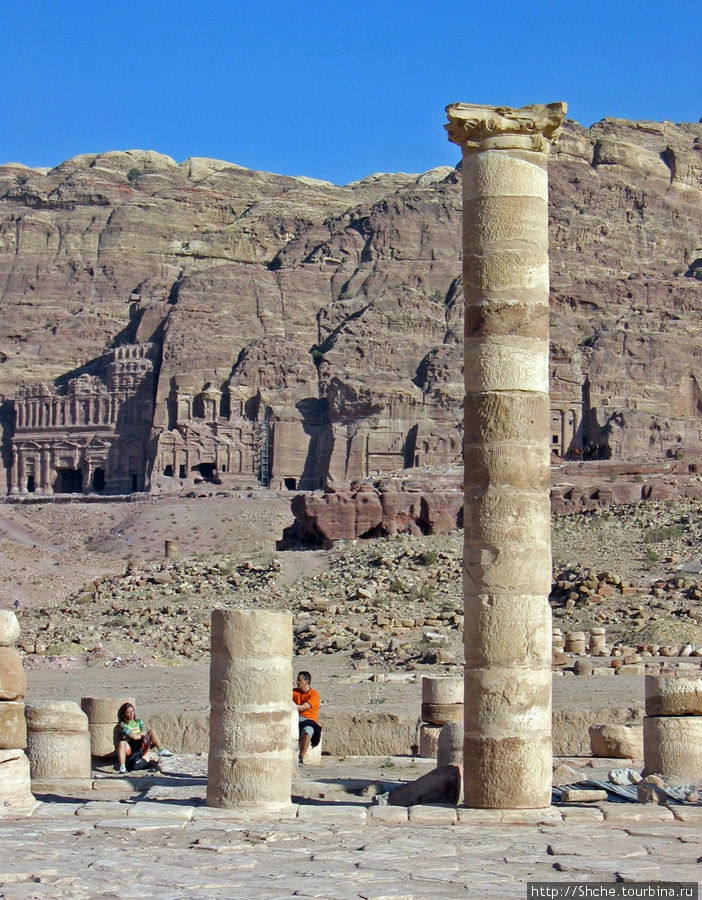 Что мы увидели — реставрированная вымощенная площадь с парой колонн... Петра, Иордания