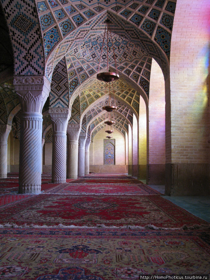 В мечети Незир Аль-Мельк Шираз, Иран