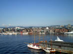 Современная архитектура на набережной как будто пытается стереть многовекувую историю Осло