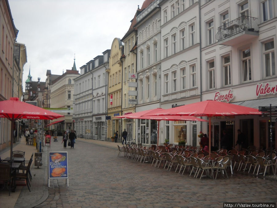 Уличные кафе пустуют из-за плохой погоды Шверин, Германия