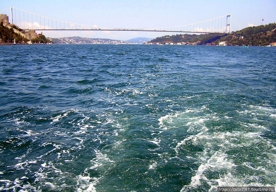 Босфорский пролив — между  двух материков Стамбул, Турция