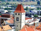 Над крышами города возвышается башня Пражских ворот