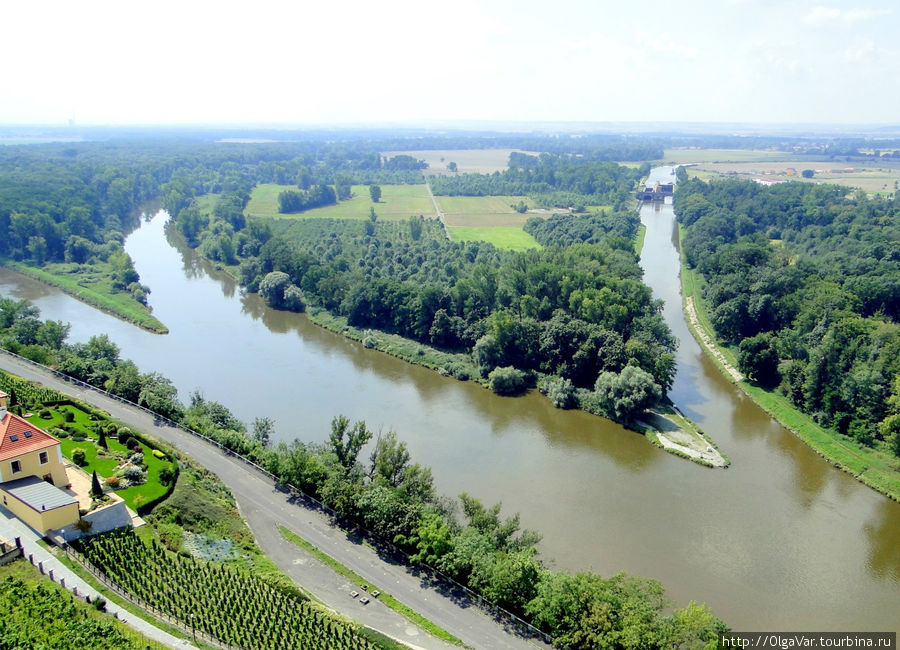 А если взгляд  переведем с виноградников под холм, увидим   в реальности место слияния двух самых крупных чешских рек — Лабе и Влтавы Мельник, Чехия