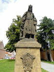 Статуя Карла IY  (атвор Йозеф Макс) с виноградной лозой в руке, подаренная Мелнику рыцарем Яном из Нойберга,  возвышается над виноградниками святой Людмилы