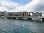 Женева находится на берегу Женевского озера и реки Рона.