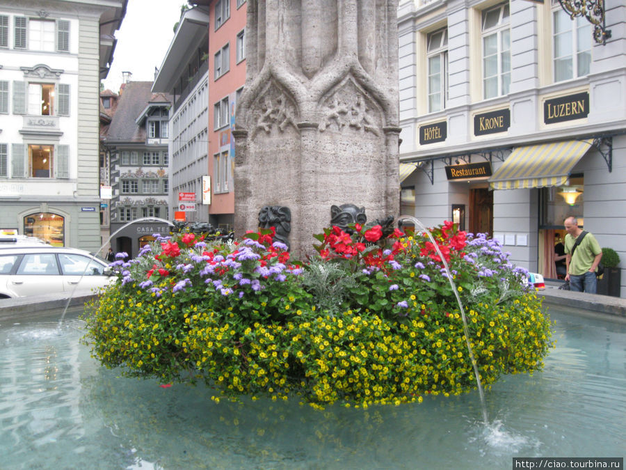 Так оформлены большинство фонтанов в Швейцарии. Кстати, вода в них питьевая! Люцерн, Швейцария