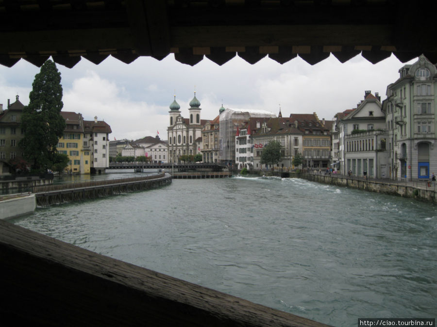 Второй крытый деревянный мост носит название Мельничный или Мякинный. Вид с моста на реку Ройс. Люцерн, Швейцария
