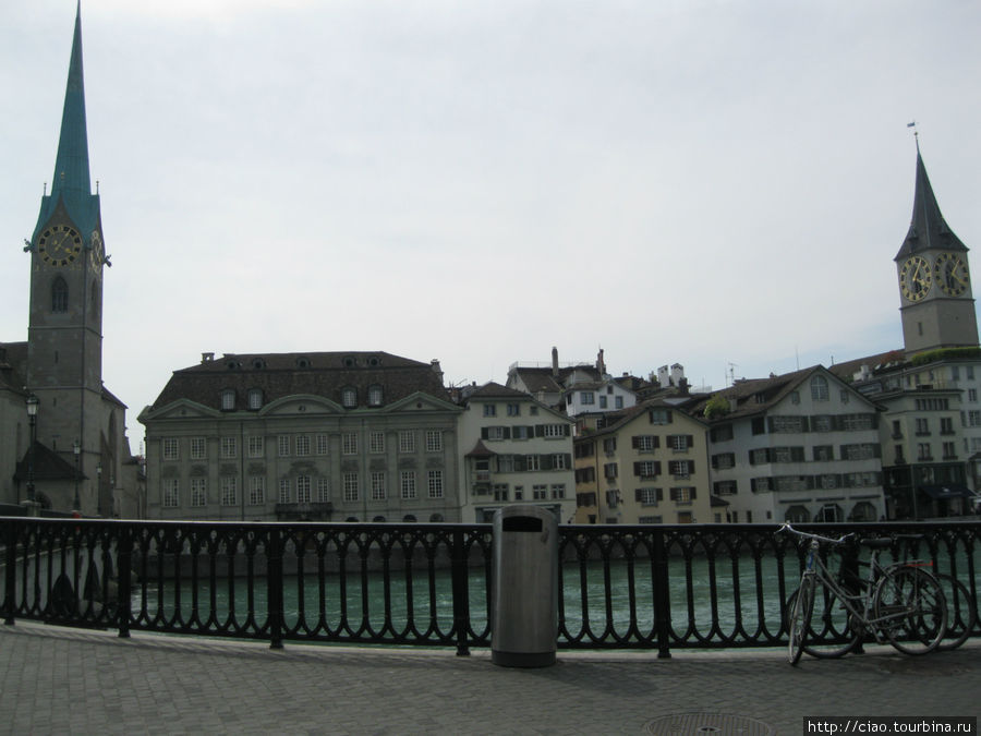 Слева — церковь Фраумюнстер, справа — собор Святого Петра с самыми большими часами в Европе. Цюрих, Швейцария