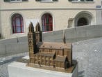 Макет собора Гроссмюнстер во дворе собора.