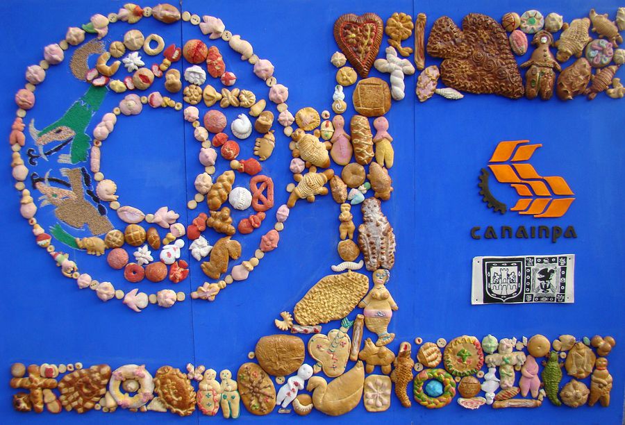 Эта композиция (фрагмент) из хлеба выполнена на большом стенде (высота 2 метра, длина метра 4-5) на одном из местных праздников Мехико, Мексика
