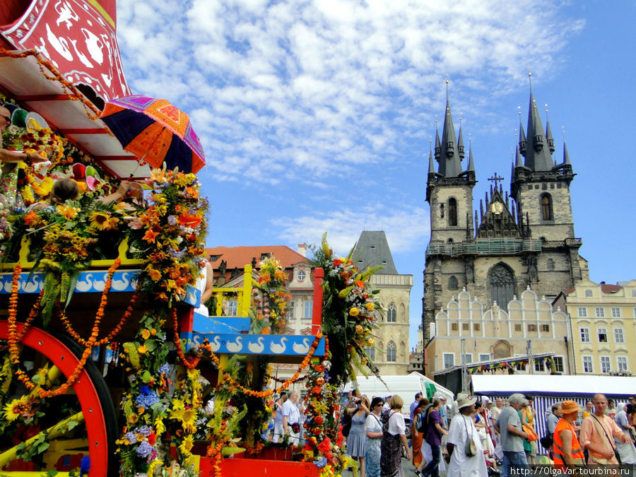 Колесница медленно  проплыла  мимо,  заслоняя шпили Тынского Собора и  окрашивая небо в оранжевый цвет… Прага, Чехия