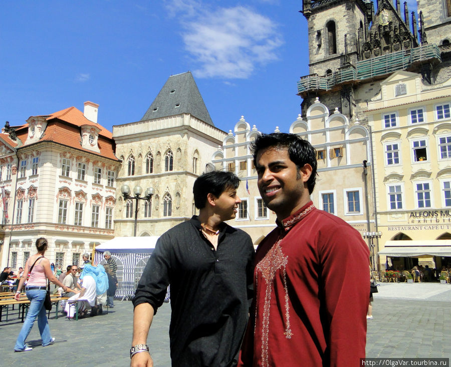 А вот и гости из Индии.
...Дядя посмотрел вокруг и тогда увидел вдруг о-о-ранжевое небо…». Прага, Чехия