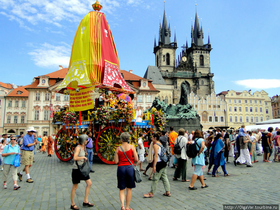 Колесницу тянули несколько человек за веревки,остальные только наблюдали,как это делается Прага, Чехия