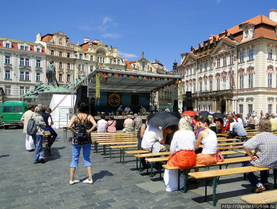 После шествия любой мог насладиться концертом, который состоял в сущности из одной песни на несложный мотив. Прага, Чехия