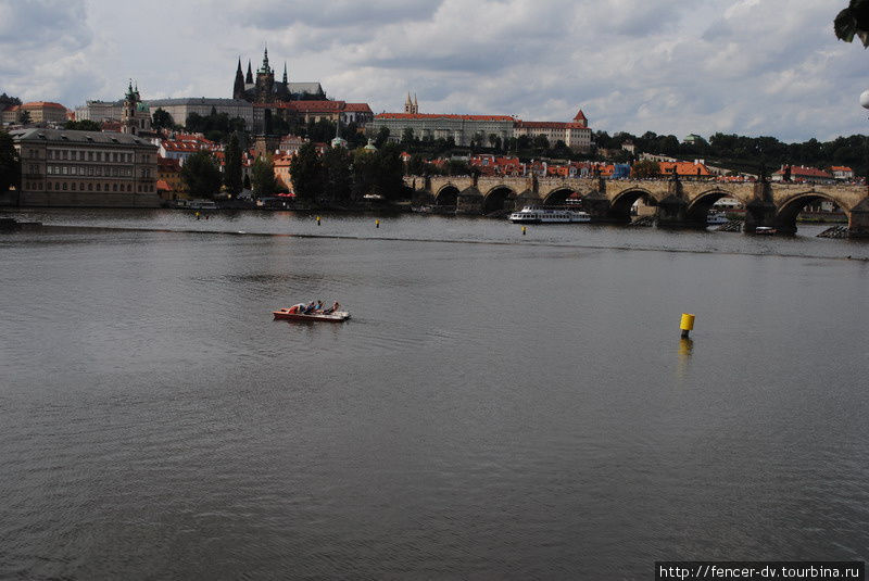 Желтые буи отделяют зоны для лодок и сравнительно крупных прогулочных кораблей Прага, Чехия