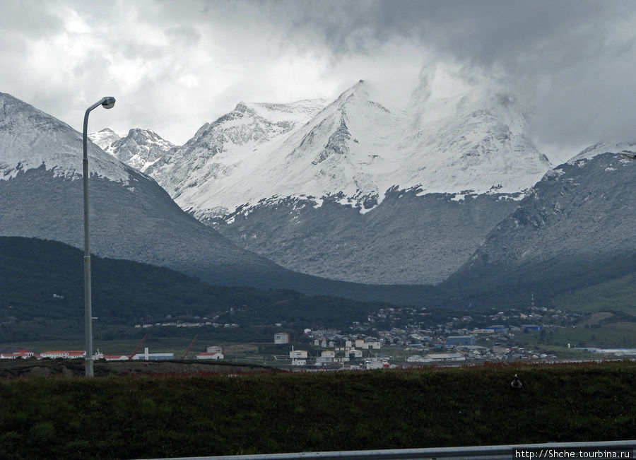 Вид из аэропорта. Город окружен высокими снежными горами Ушуайя, Аргентина