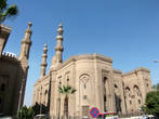 Мечеть Аль-Рифаи, справа — часть мечети-медресе султана Хассана.