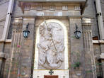 Сам Св. Георгий на фасаде церкви (как обычно поражающий змея).