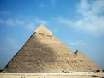 Две великие пирамиды Гизы.