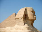 Сфинкс и Великая пирамида (приписывается фараону Хуфу).