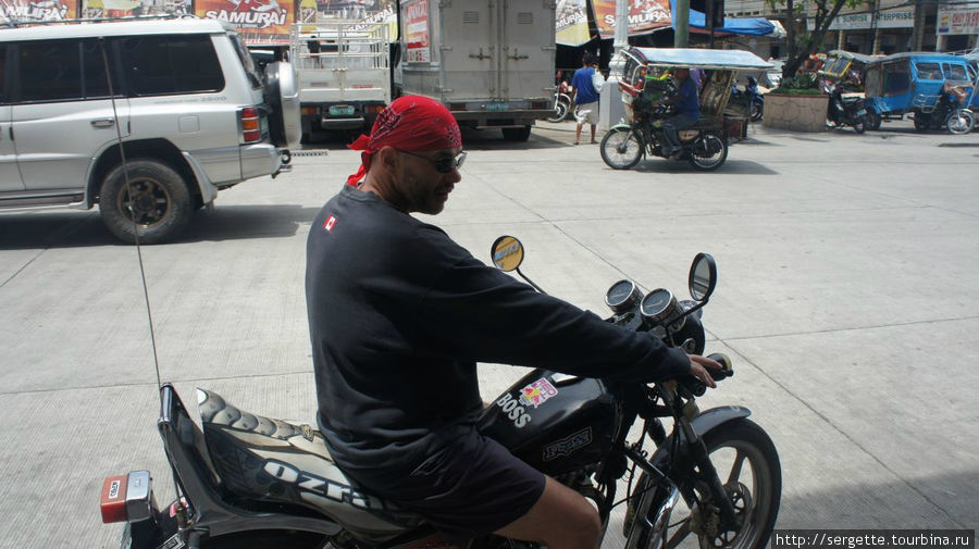 Макс со своим байком Думагете, Филиппины