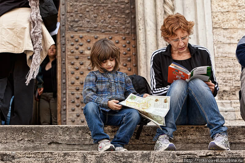 На площади перед Дуомо типичная картина больших европейских городов, когда толпа людей радостно занимается кто чем, одни на ступеньках читают книжки, другие самозабвенно целуются, третьи бегают с фотоаппаратами, снимая картинки для 