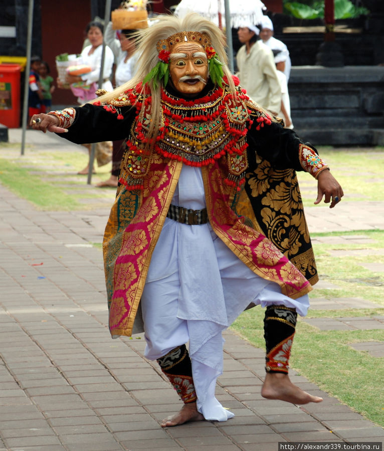 Торжественное мероприятие в храме Гоа Лавах Бали, Индонезия