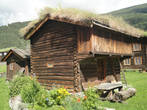 Тролле-домик с тролле-крышей. Это старинная норвежская технология, при которой на крышу укладывали дёрн. Норвежцы бережно её сохранили и очень часто применяют даже в современных зданиях. Иногда на крыше можно увидеть целую березку!