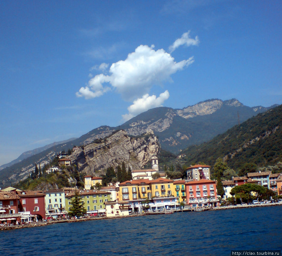 Вид на Торболе с озера Гарда. Торболе, Италия