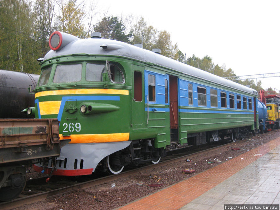 ЭР9 (Электропоезд Рижский, 9-й тип) — электропоезд переменного тока, выпускавшийся с 1962 года на Рижском вагоностроительном заводе для железных дорог СССР.
На фото — одна из модификаций ЭР9 — электропоезд ЭР9П. Дивногорск, Россия
