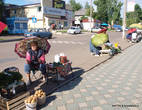 Спонтанный рынок в Дивногорске рядом с автостанцией.
