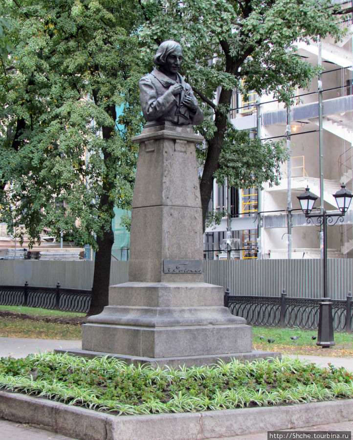 А это памятник Гоголю в сквере на соседней площади Поэзии Харьков, Украина