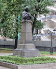 А это памятник Гоголю в сквере на соседней площади Поэзии