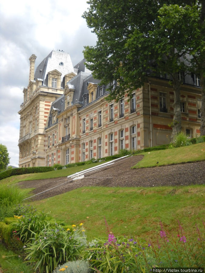 Характерная постройка в стиле французского классицизма Версаль, Франция