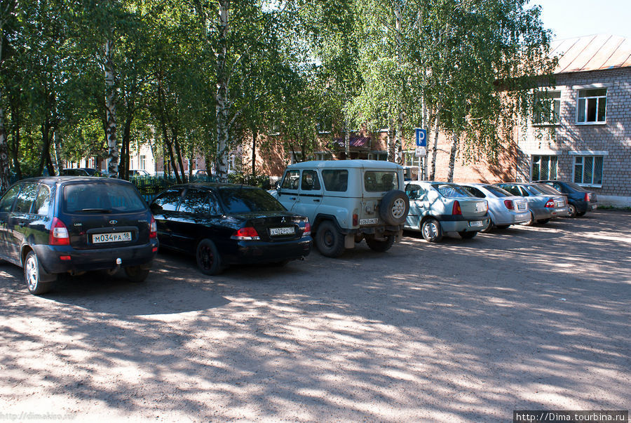 Автомобили у здания РОВД и Прокуратуры Грахово, Россия