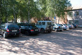 Автомобили у здания РОВД и Прокуратуры