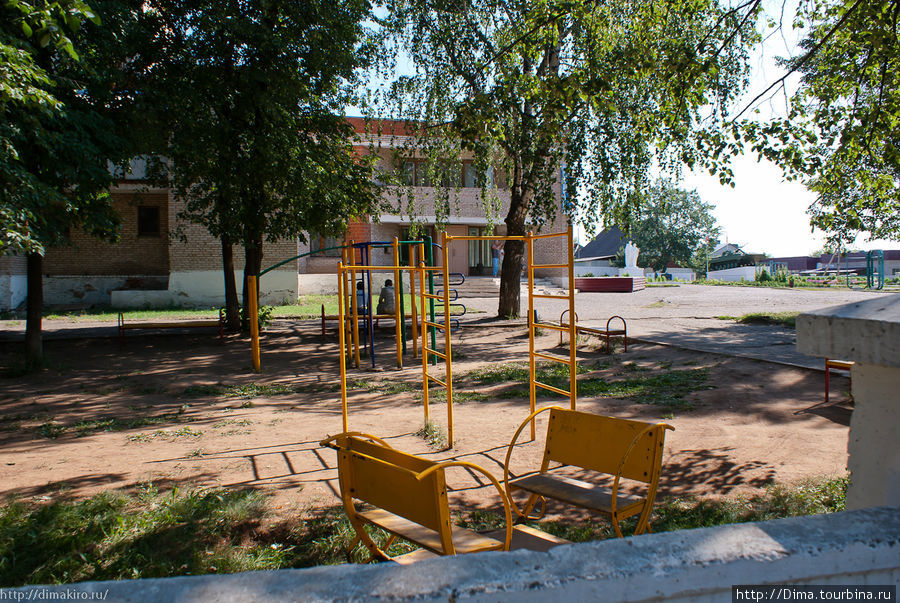 Детская площадке перед клубом Грахово, Россия