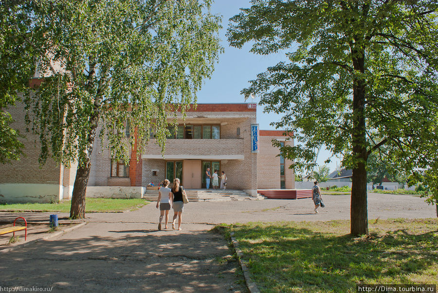 Здание клуба и библиотеки, а ещё там расположен музей Ашальчи Оки, удмуртской поэтессы. Грахово, Россия
