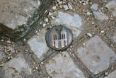 У стен замка обнаружили медальон с изображением домика.
