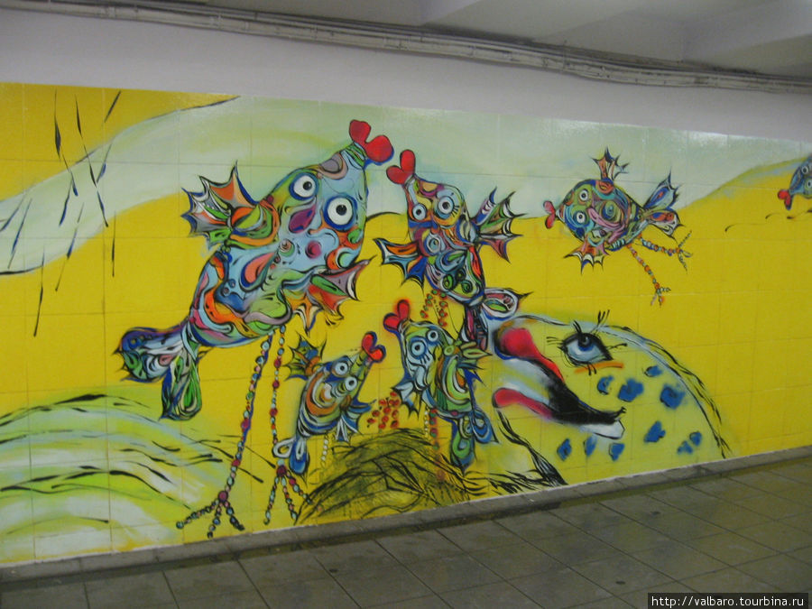 Эти роскошные граффити находятся в подземном переходе от Рынка к старому городу. Рига, Латвия