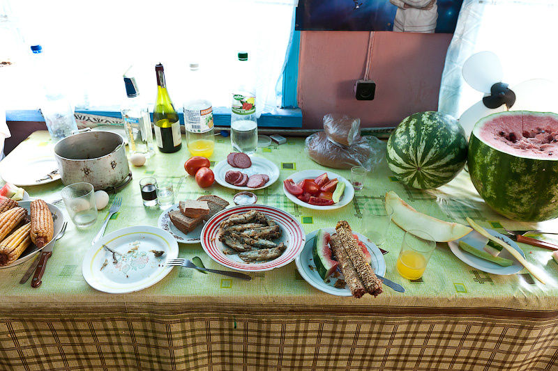 Еда — простая: самогонка, вино, варёная картошка, карасики из местного пруда, дыни и кукуруза, украденные с поля Винницкая область, Украина