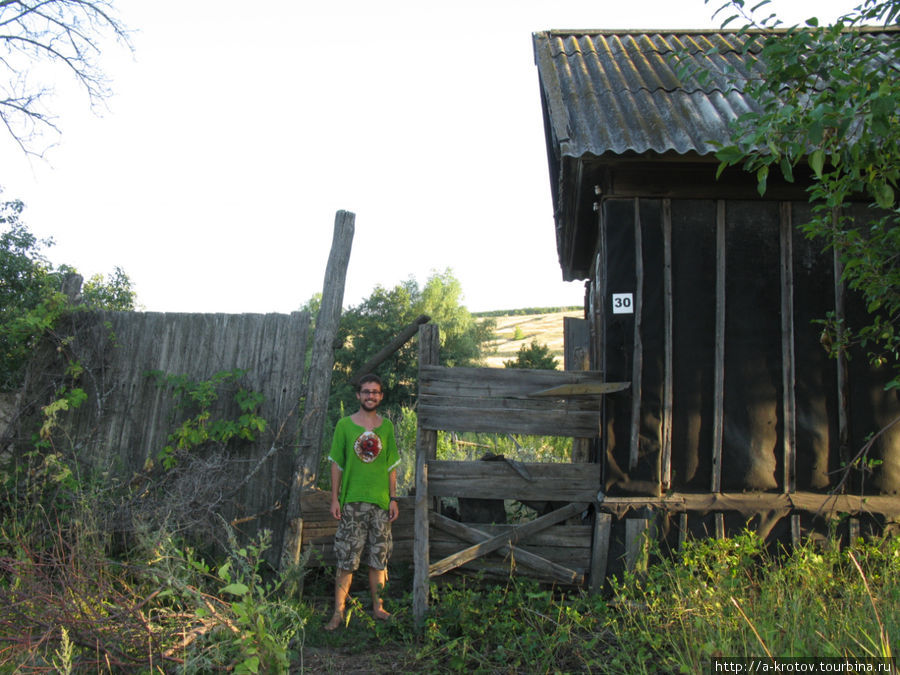Демид Манышев на фоне своего сельского жилища Саратовская область, Россия