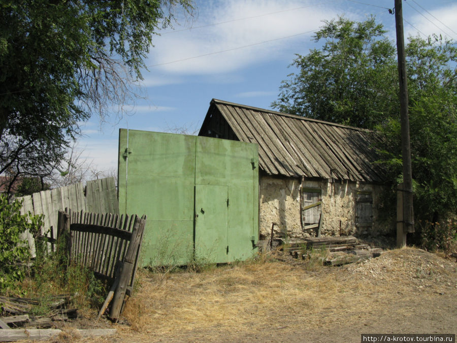 Деревня Трубино ещё меньше Суворова, тут около 1 постоянного жителя, но электричество есть Саратовская область, Россия
