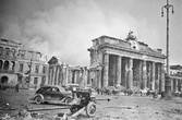 Бранденбургские ворота в Берлине. Май 1945 года.